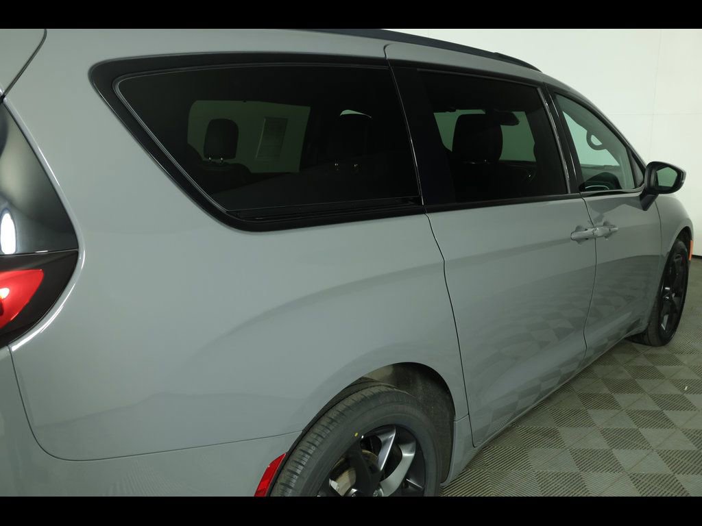Used 2023 Chrysler Pacifica Touring-L w/ Uconnect Theater Family Group AWD/4WD image 11