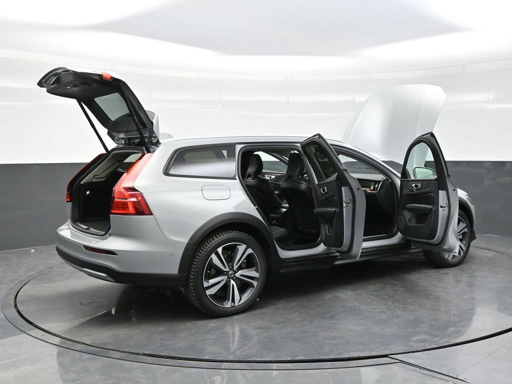 Used 2025 Volvo V60 B5 Cross Country Plus AWD/4WD image 40