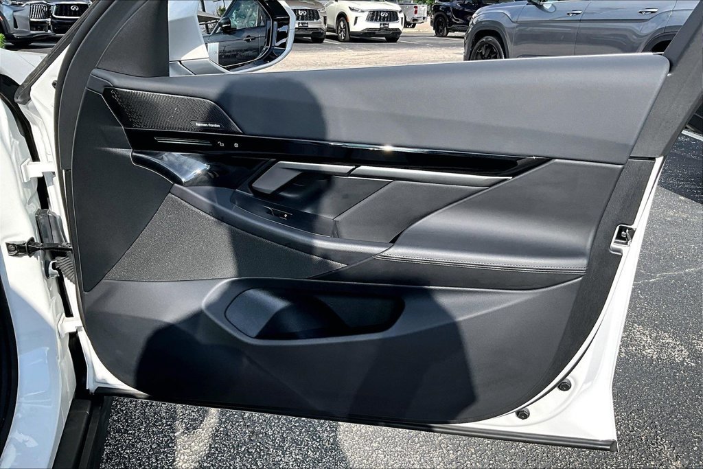 Used 2025 BMW 530i w/ Premium Package RWD image 26
