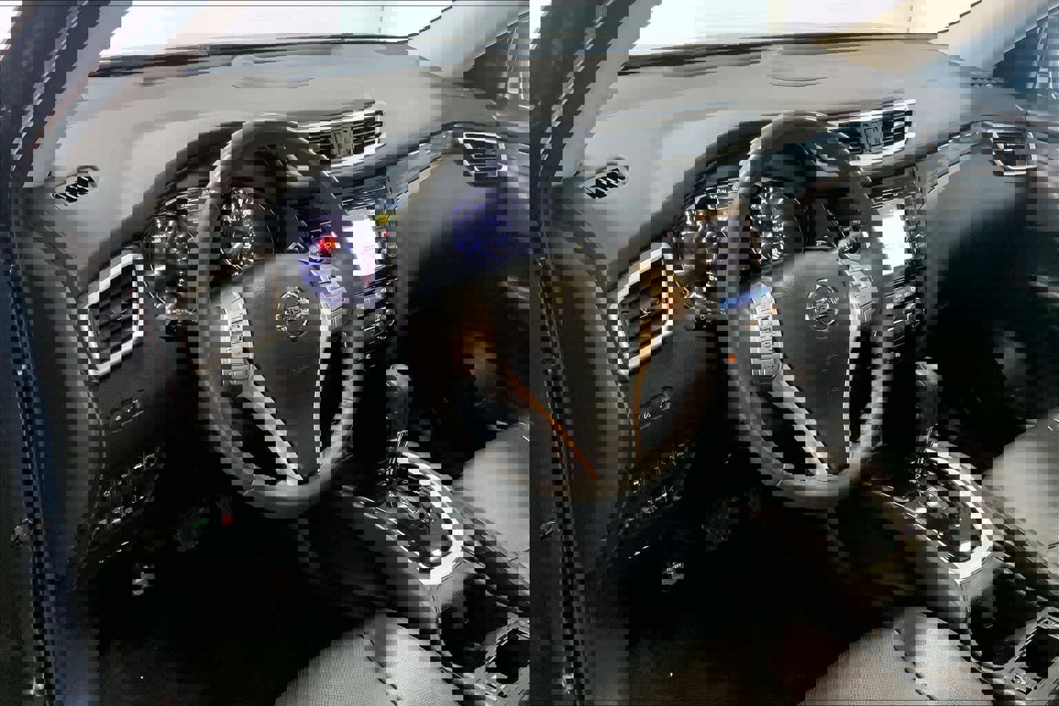 Used 2016 Nissan Rogue SL w/ SL Premium Package image 2