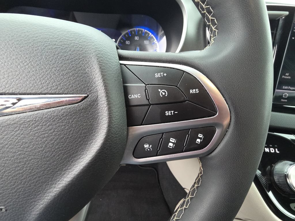 Used 2023 Chrysler Pacifica Touring-L FWD image 19