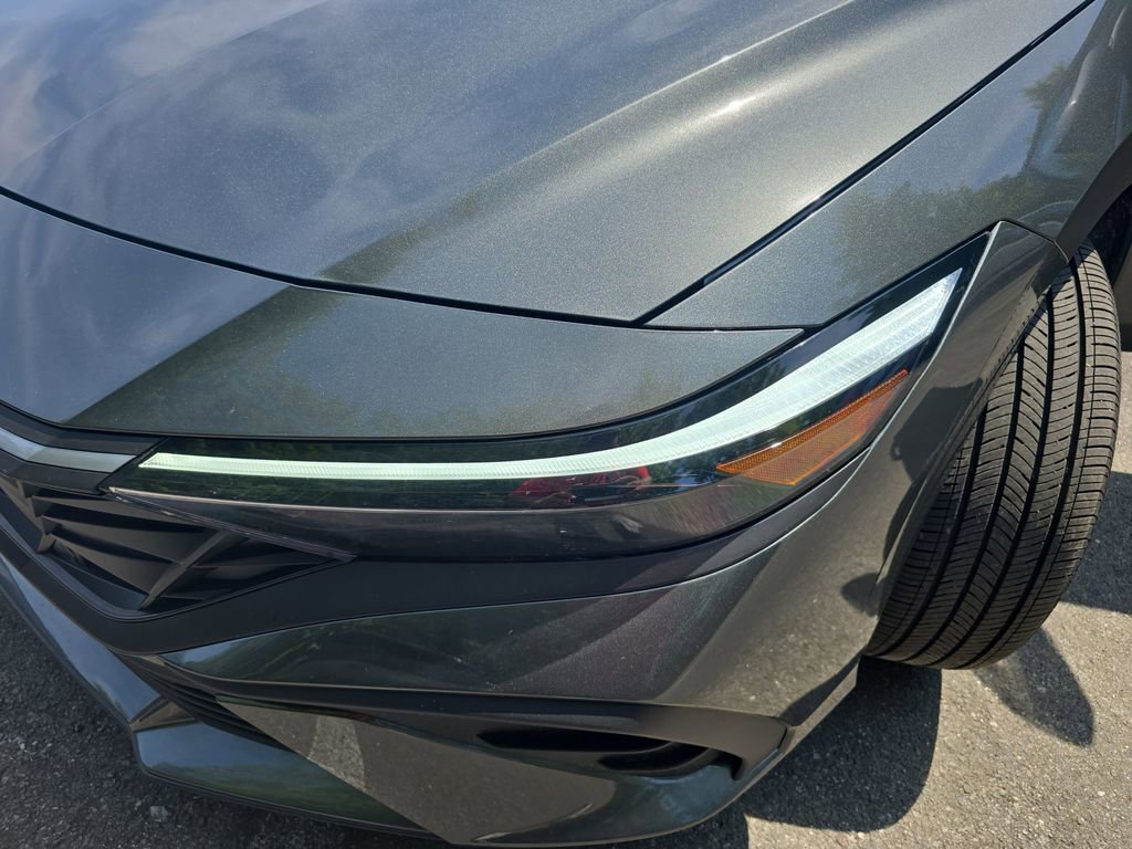 Used 2025 Hyundai Elantra Blue image 28