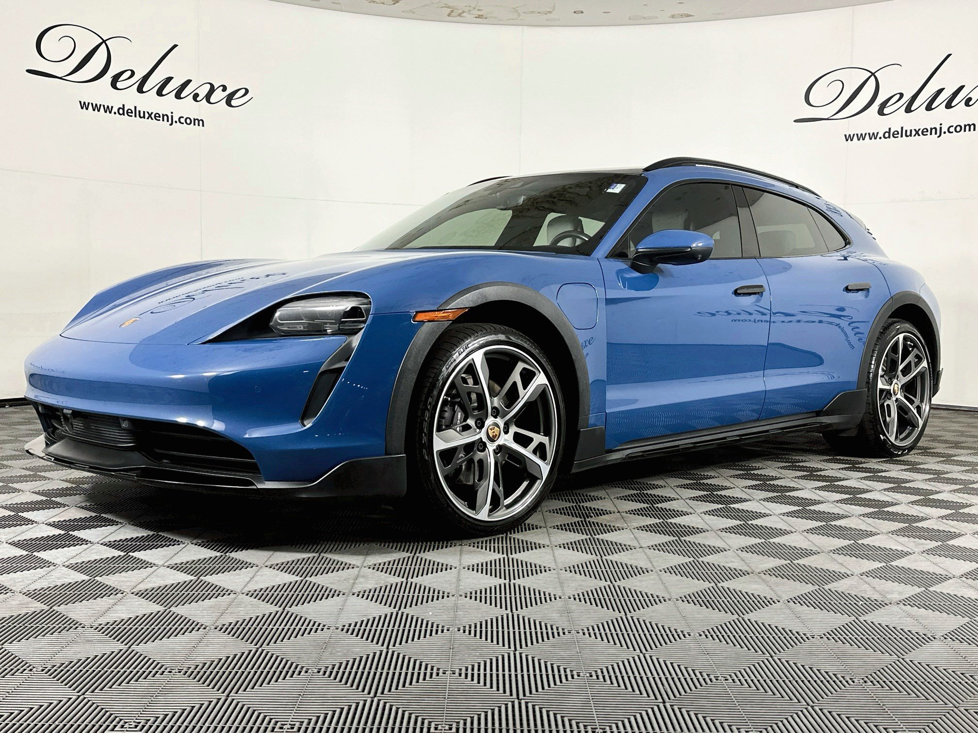 Used 2022 Porsche Taycan 4 Cross Turismo w/ Premium Package AWD/4WD image 3