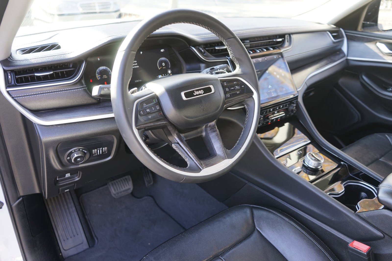 Used 2023 Jeep Grand Cherokee L Limited w/ Luxury Tech Group II image 17