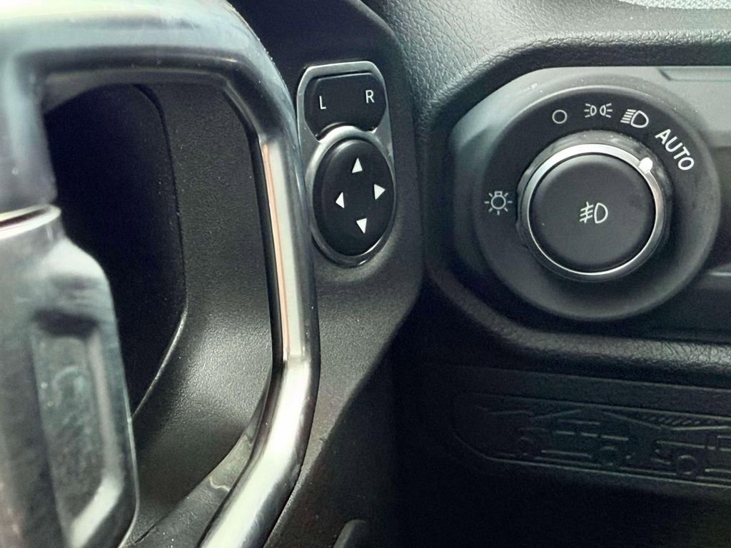 Used 2025 Jeep Wrangler Willys AWD/4WD image 17
