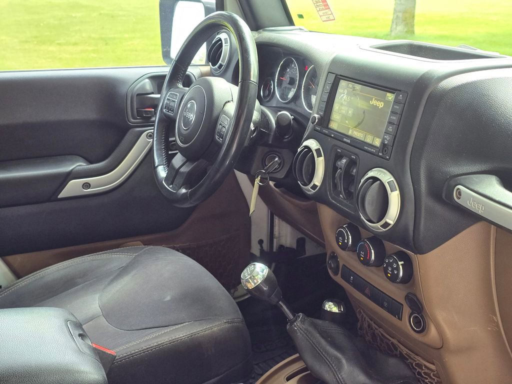 Used 2015 Jeep Wrangler Unlimited Rubicon w/ Connectivity Group AWD/4WD image 18