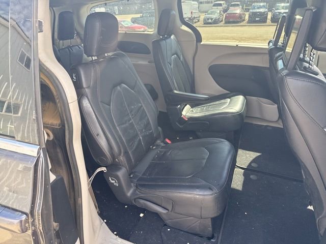 Used 2020 Chrysler Pacifica Touring-L Plus FWD image 12