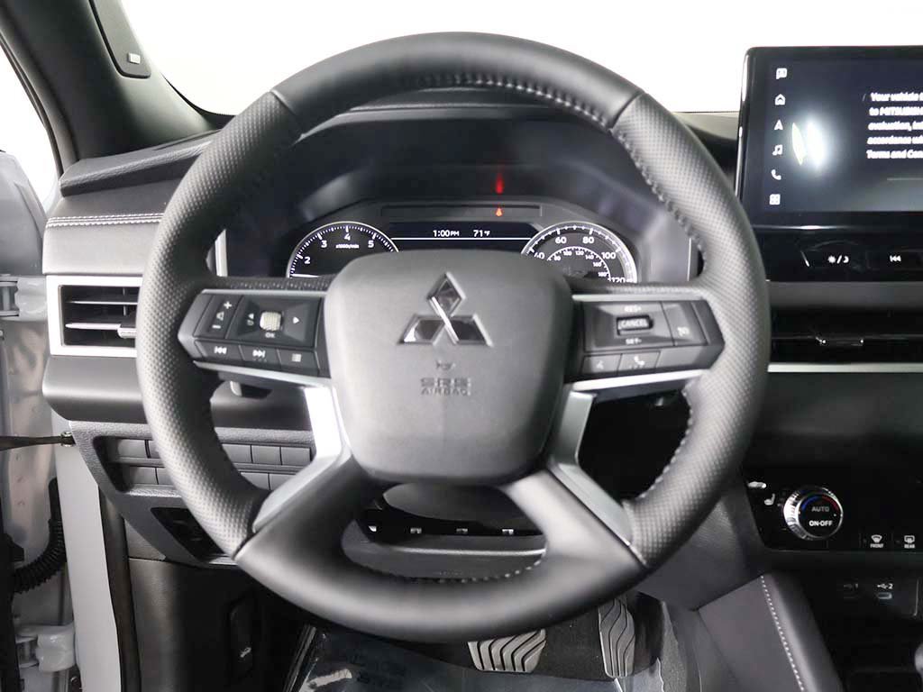 New 2026 Mitsubishi Outlander LE AWD/4WD image 35