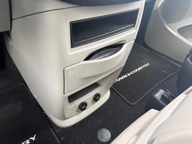 Used 2015 Chrysler Town & Country Touring-L w/ Driver Convenience Group FWD image 26