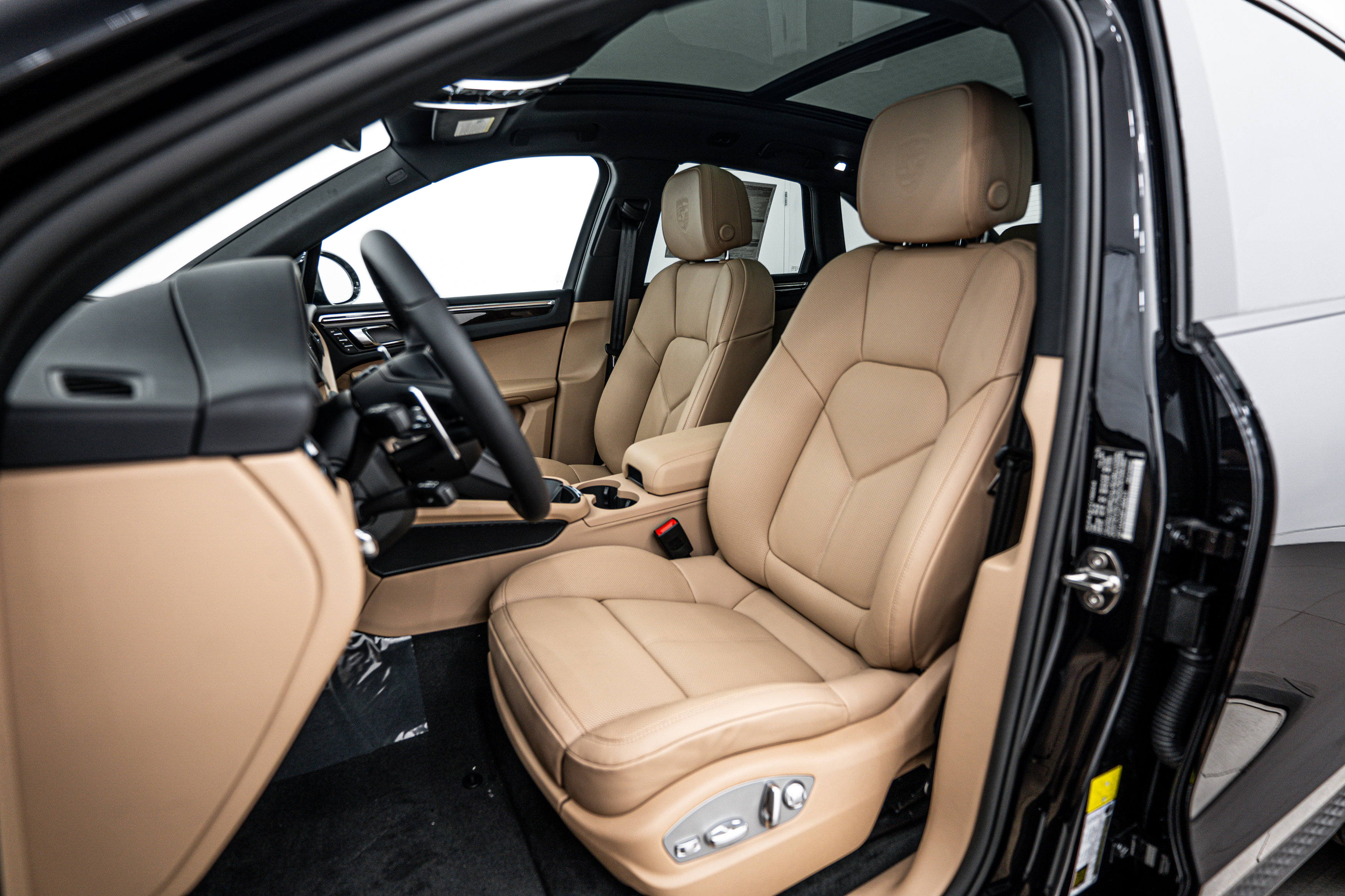 Certified 2026 Porsche Macan AWD/4WD image 5