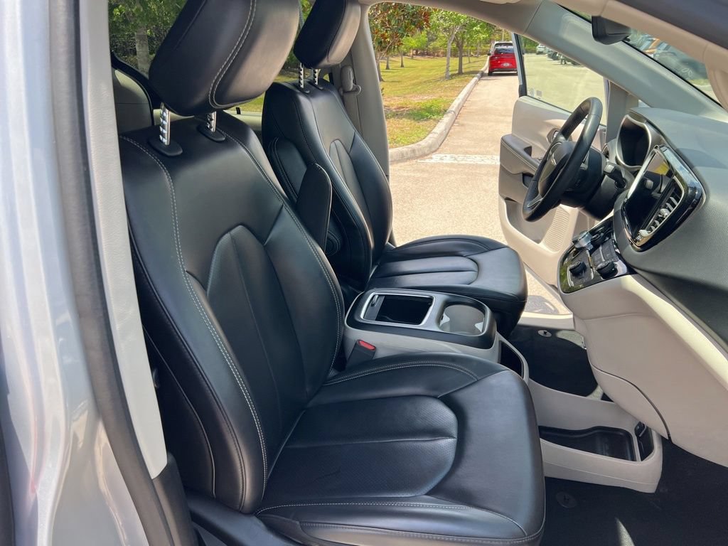 Used 2023 Chrysler Pacifica Touring-L FWD image 40