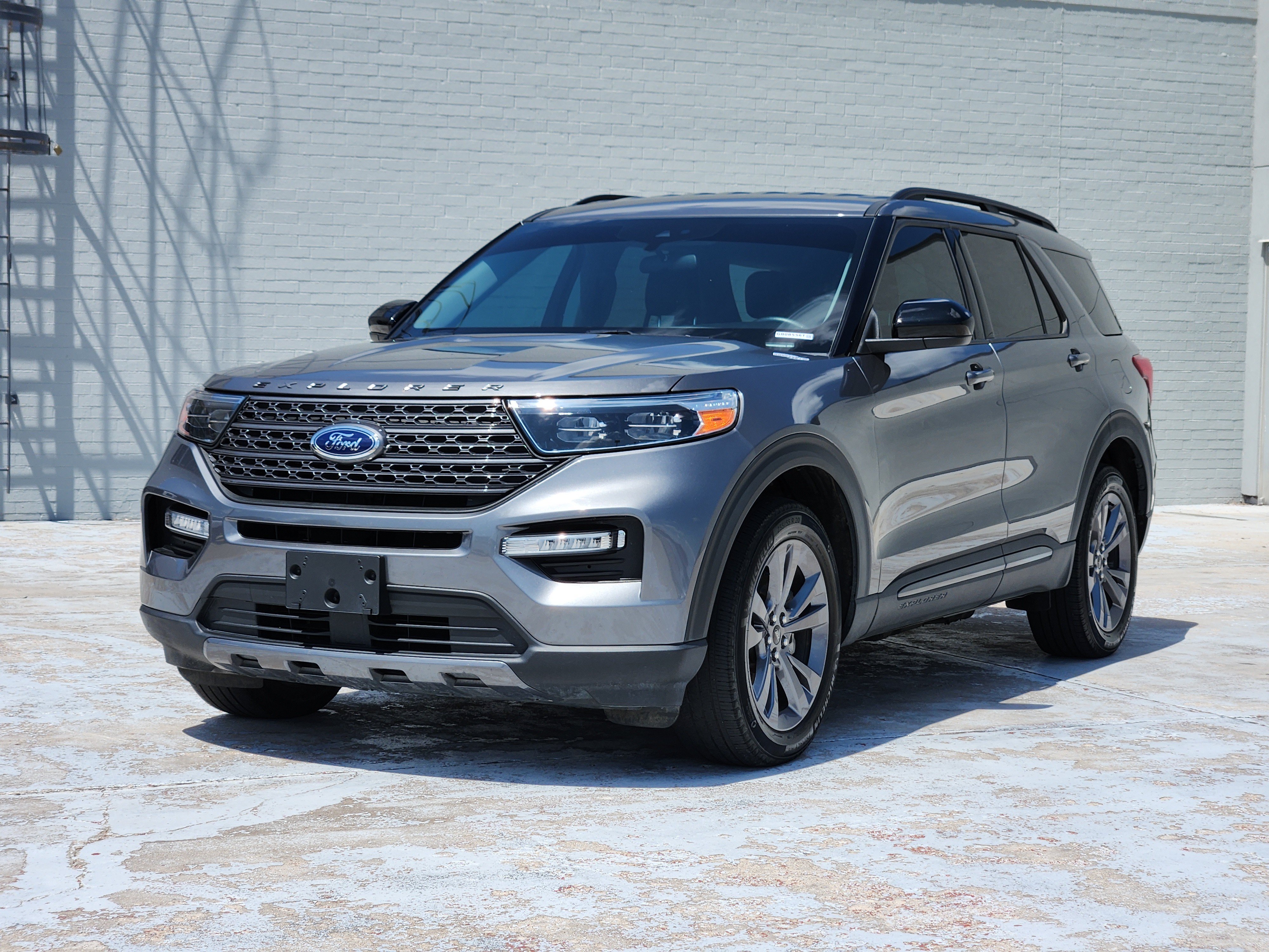 Used 2023 Ford Explorer XLT w/ Equipment Group 202A AWD/4WD image 4