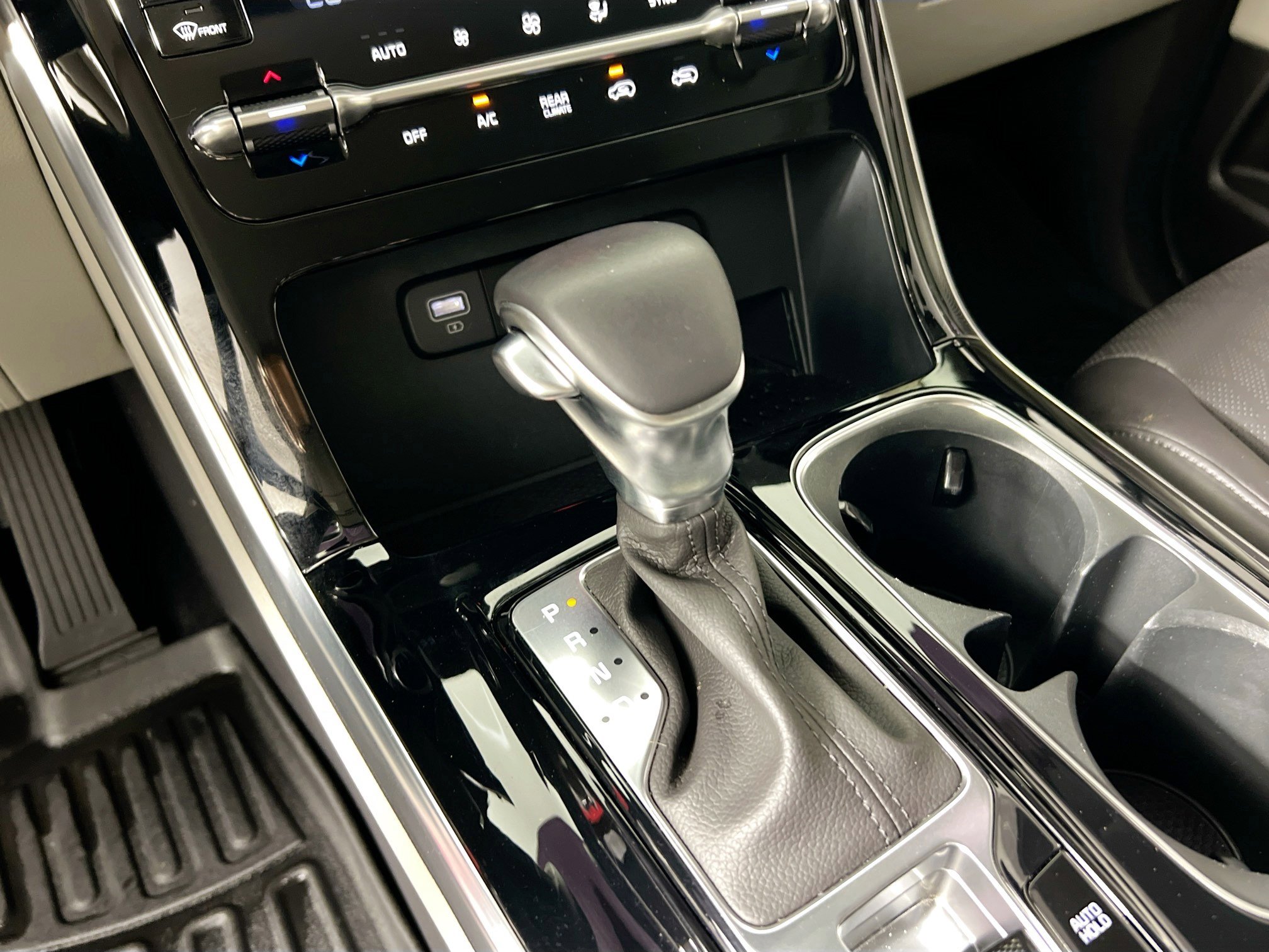 Used 2024 Kia Carnival EX image 25