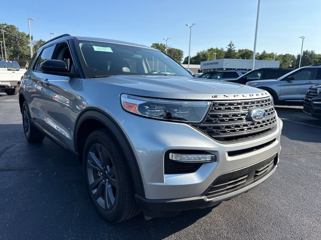 Used 2023 Ford Explorer XLT w/ Equipment Group 202A AWD/4WD image 4