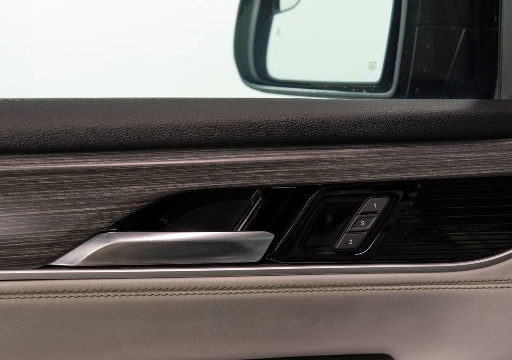 Used 2023 Jeep Wagoneer L Series II image 7