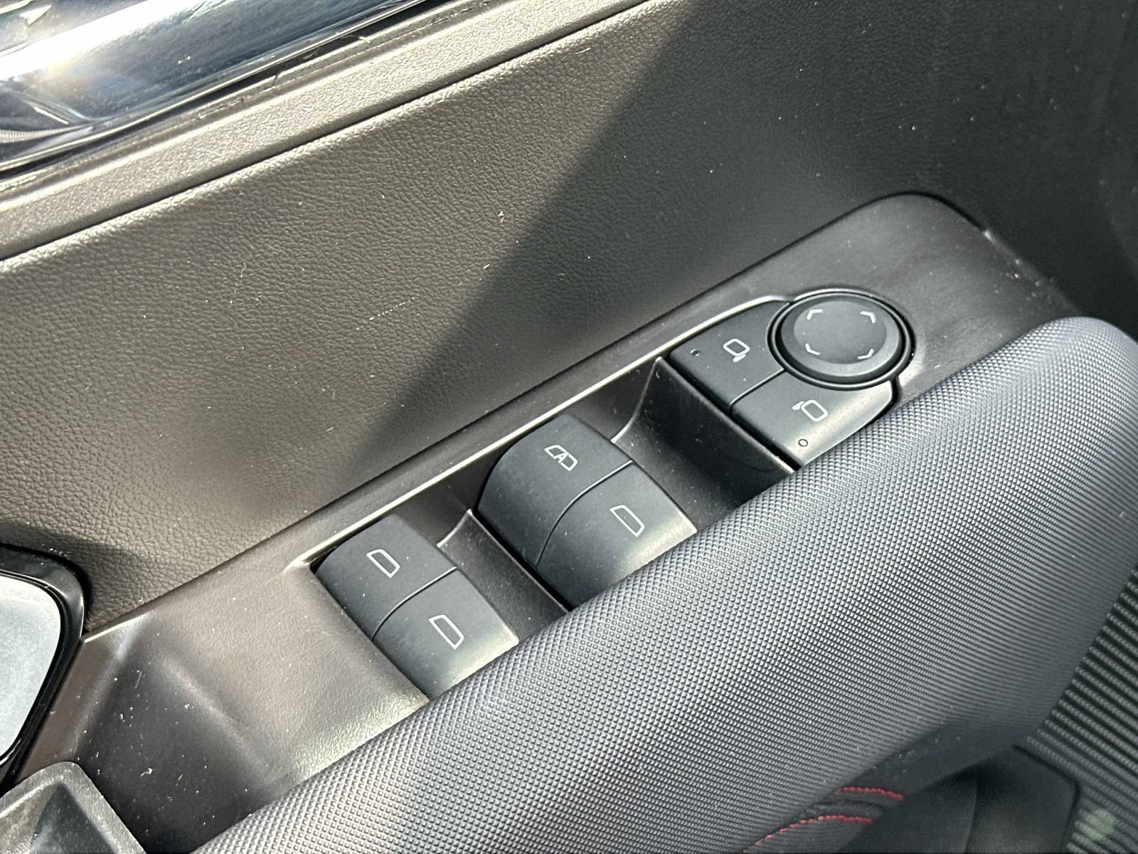 Used 2025 Chevrolet Colorado Z71 AWD/4WD image 15
