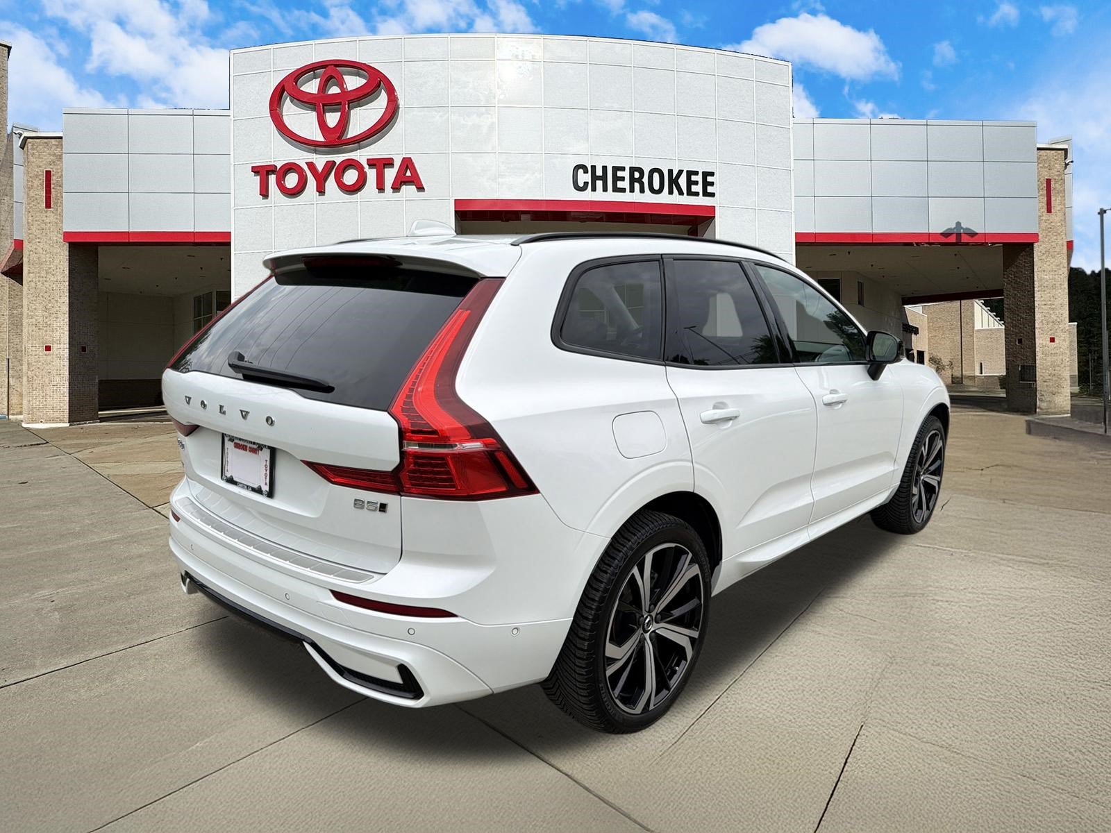 Used 2024 Volvo XC60 B5 Ultimate w/ Protection Package Premier AWD/4WD image 5