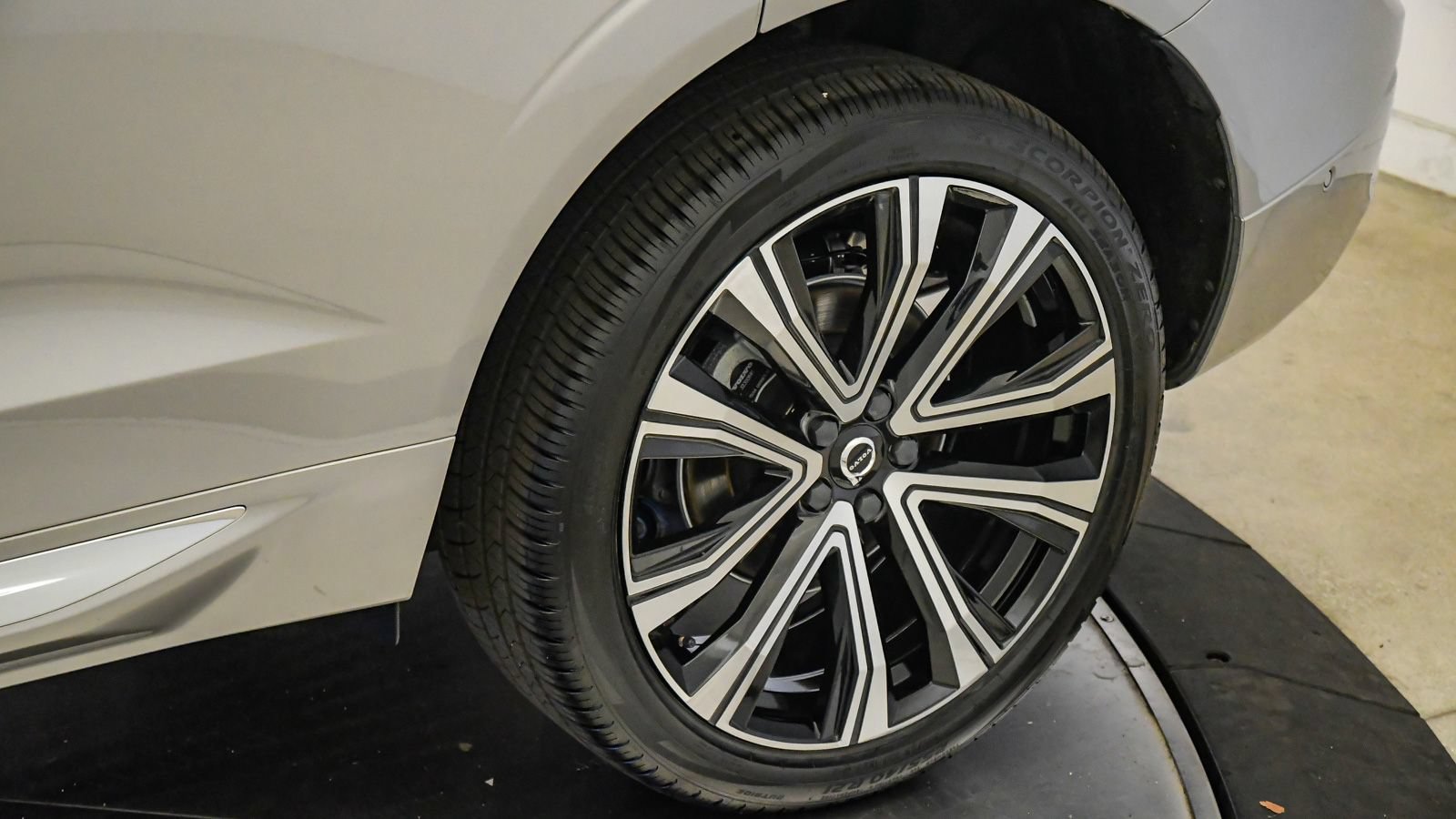 Certified 2023 Volvo XC60 B5 Ultimate w/ Climate Package FWD image 11