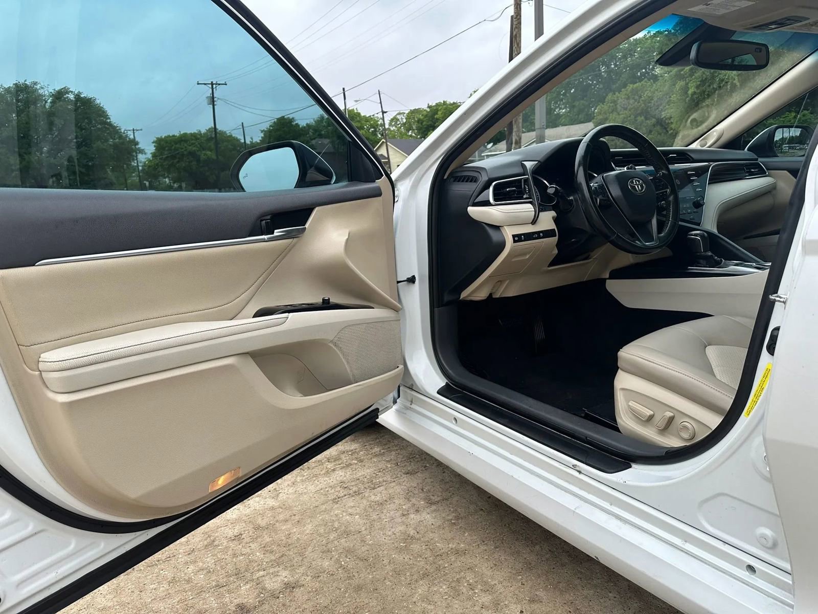 Used 2018 Toyota Camry XLE FWD image 9
