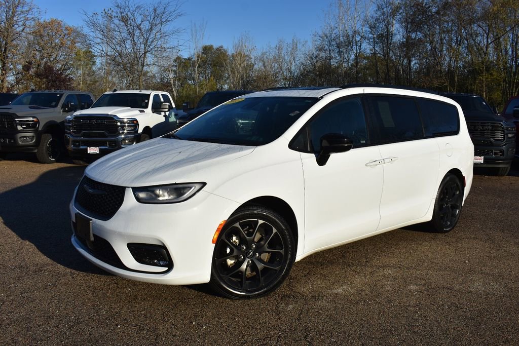 Used 2025 Chrysler Pacifica Limited FWD image 13