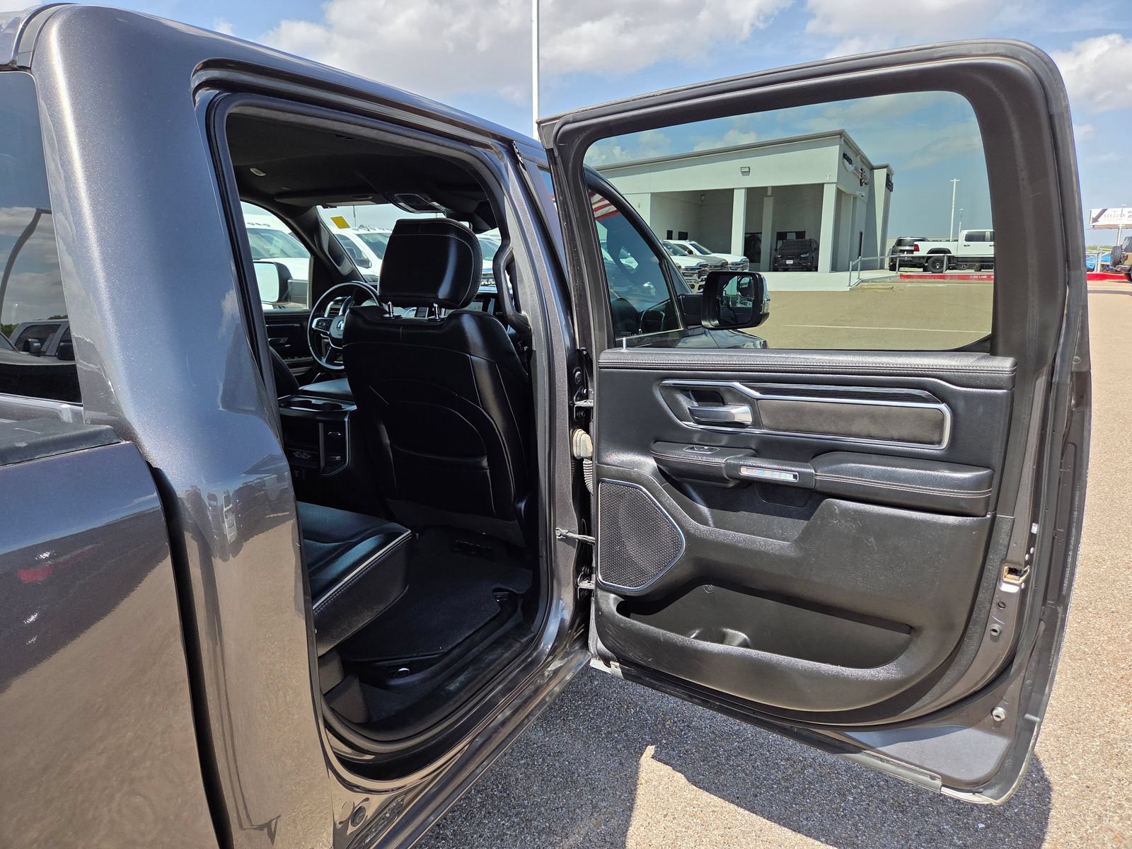 Used 2024 RAM 1500 Laramie AWD/4WD image 19
