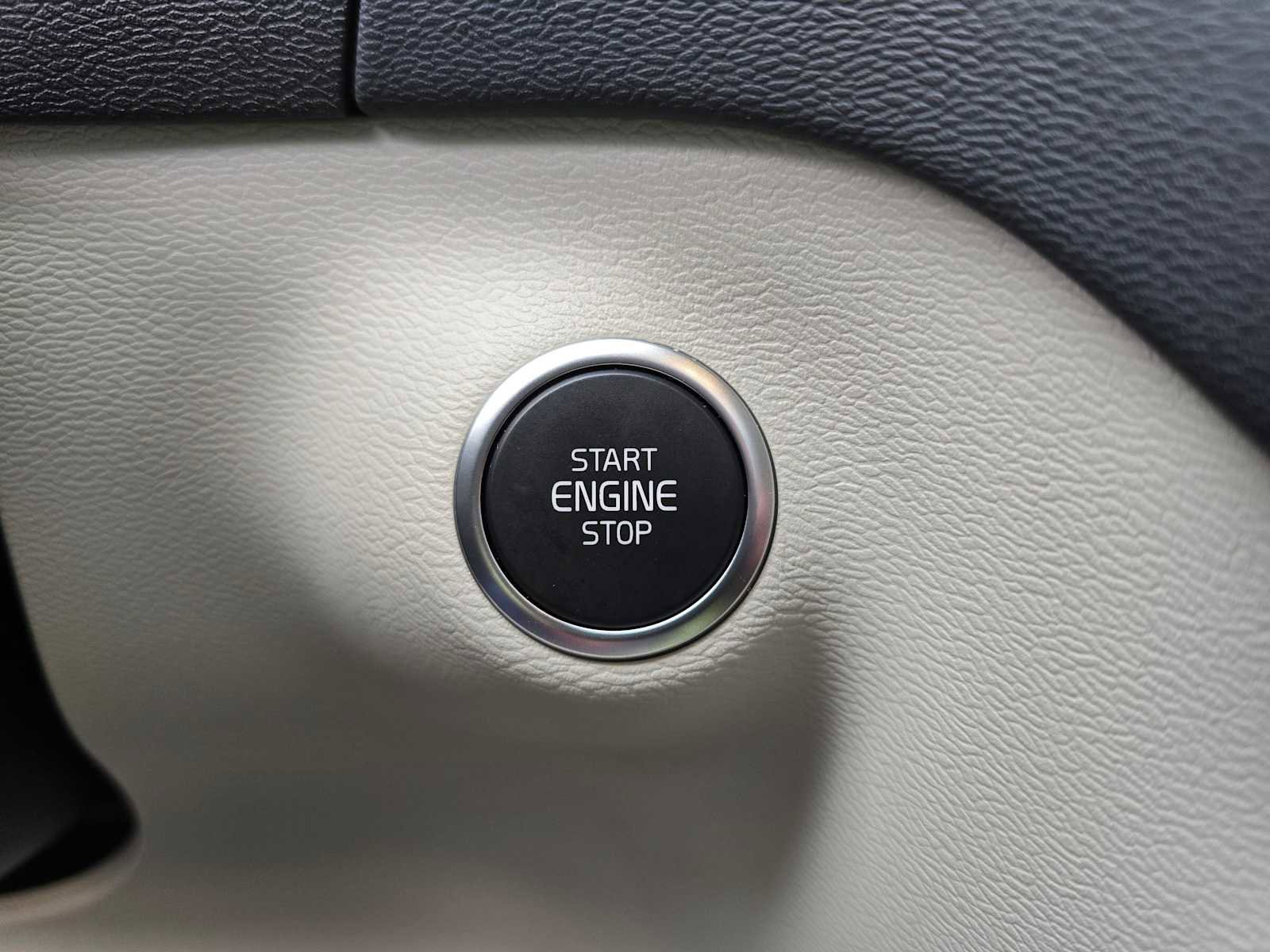 Certified 2024 Volvo XC40 B5 Ultimate w/ Climate Package image 45