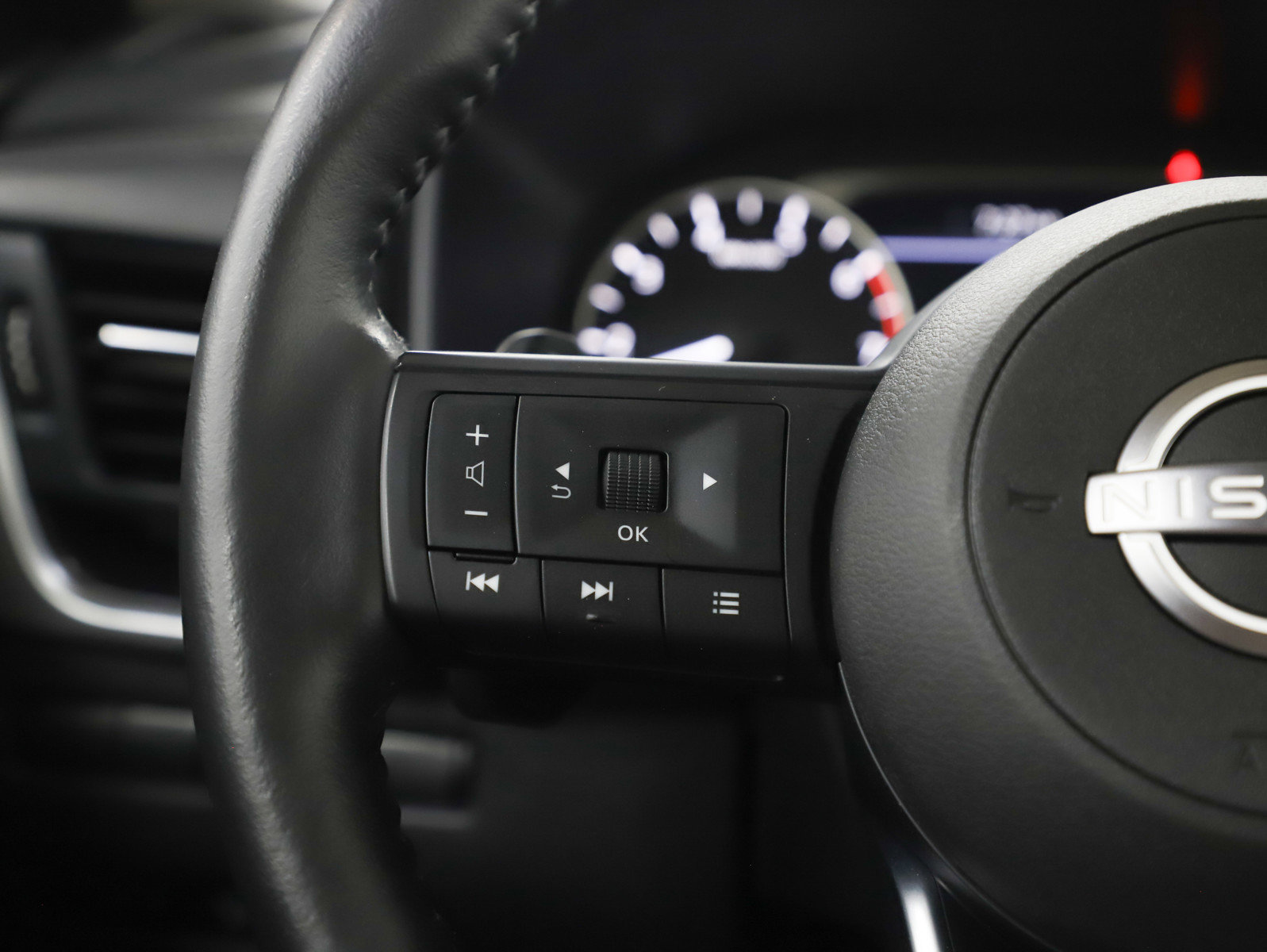 Used 2024 Nissan Rogue SV w/ SV Premium Package image 27