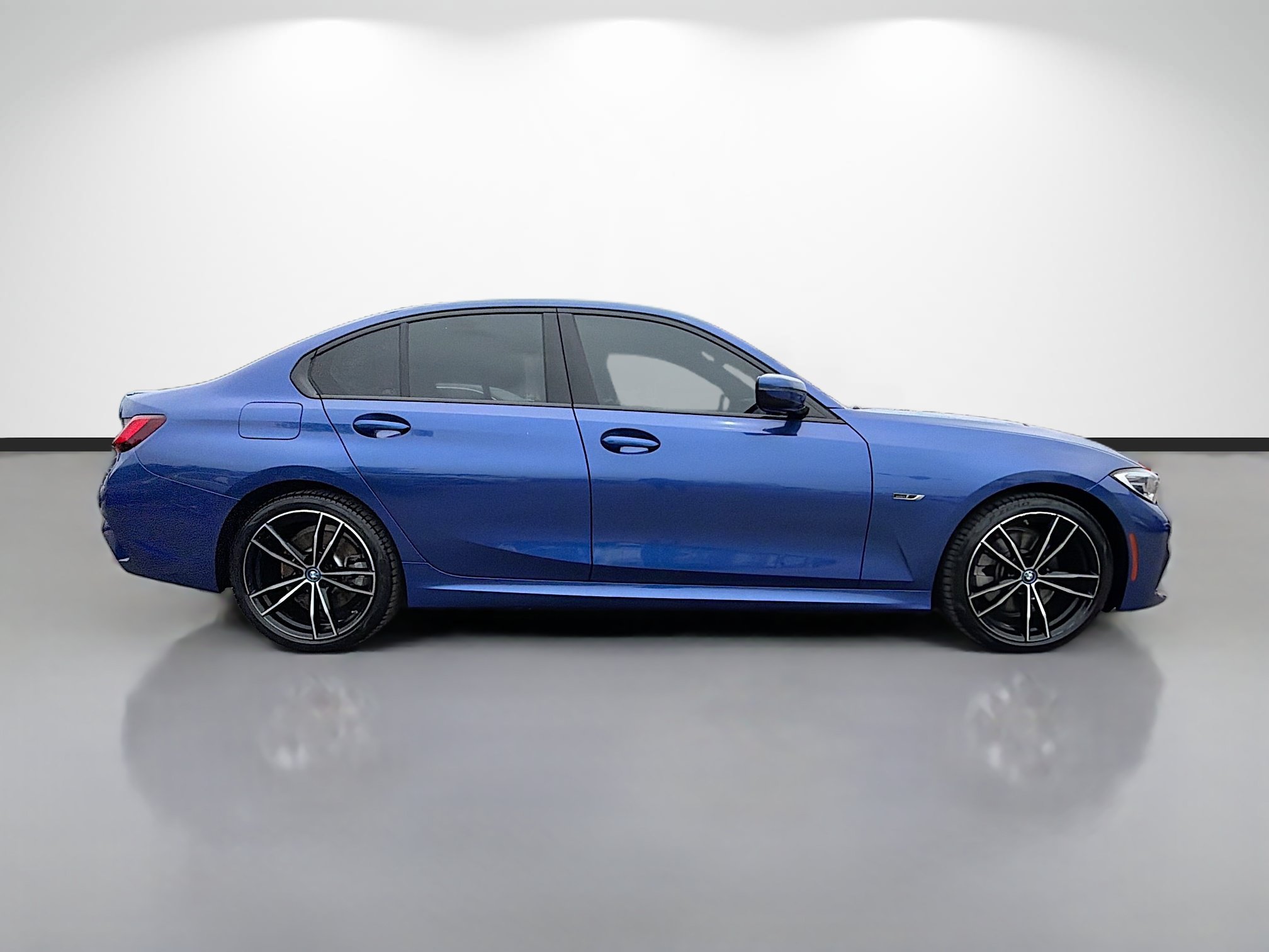 Used 2022 BMW 330e w/ M Sport Package RWD image 2