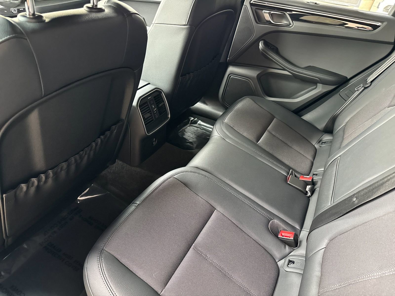 Certified 2025 Porsche Macan image 14