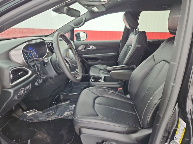 Used 2025 Chrysler Pacifica Select image 21