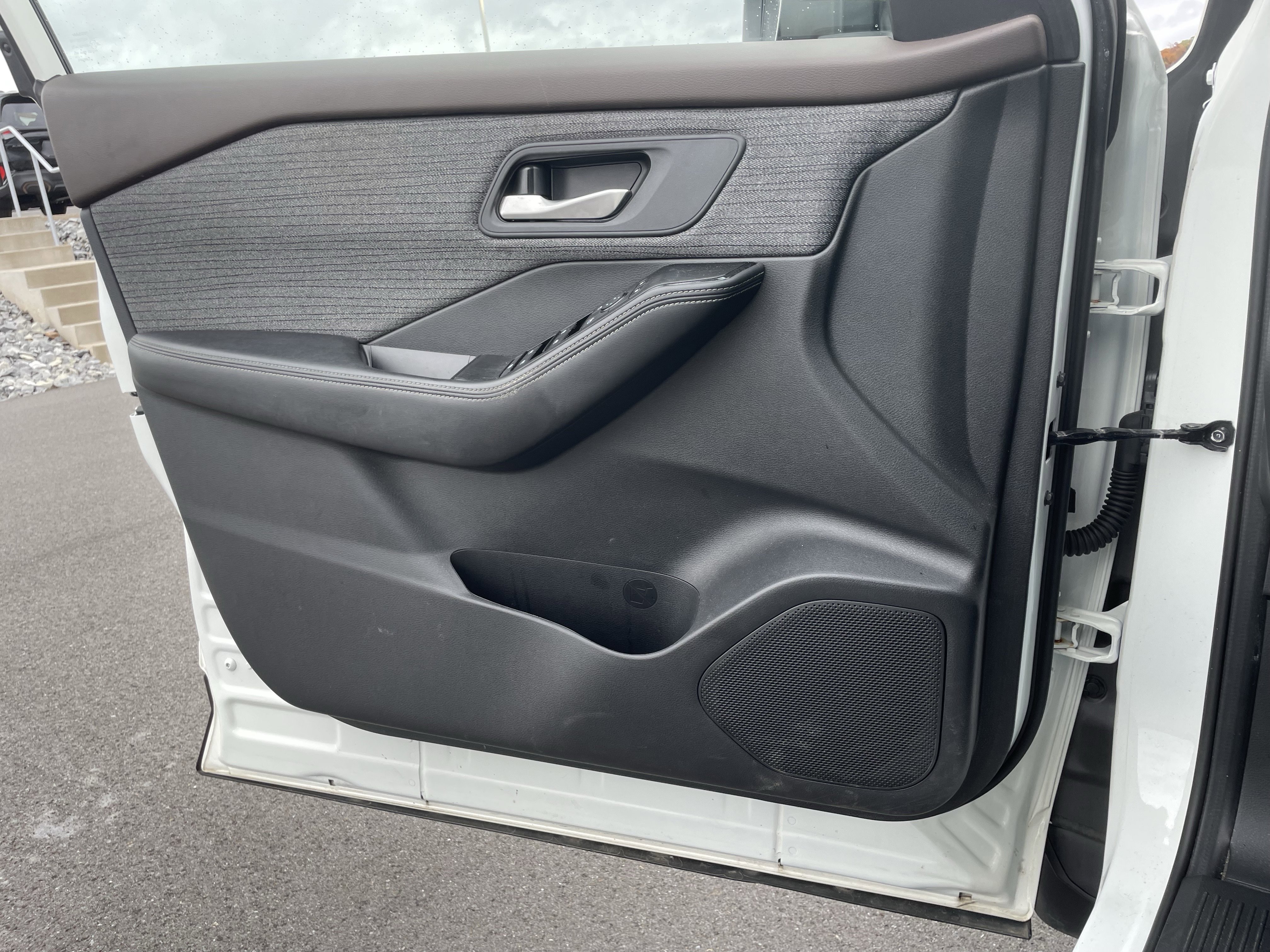 Used 2023 Nissan Rogue SV image 15