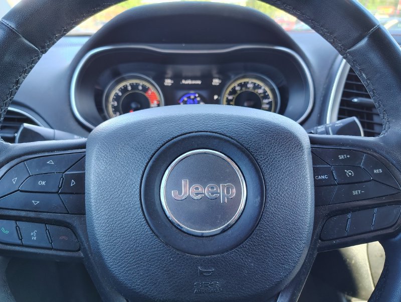 Used 2022 Jeep Cherokee Trailhawk w/ Comfort/Convenience Group AWD/4WD image 12