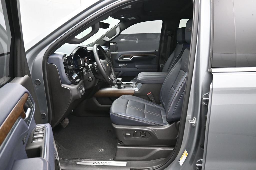 Used 2025 Chevrolet Silverado 1500 High Country w/ High Country Premium Package AWD/4WD image 9