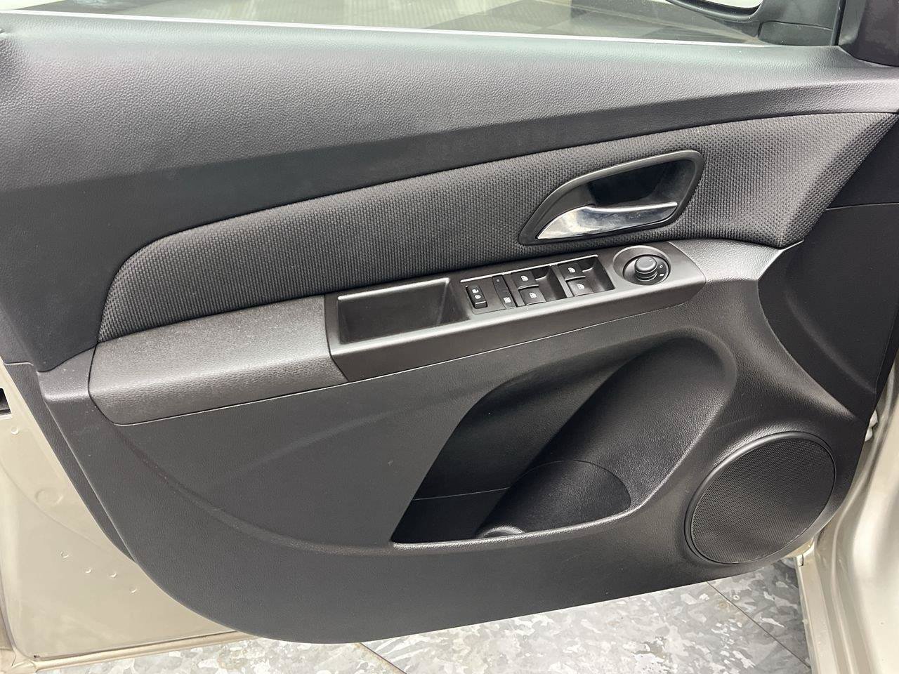 Used 2016 Chevrolet Cruze LT w/ Technology Package FWD image 6