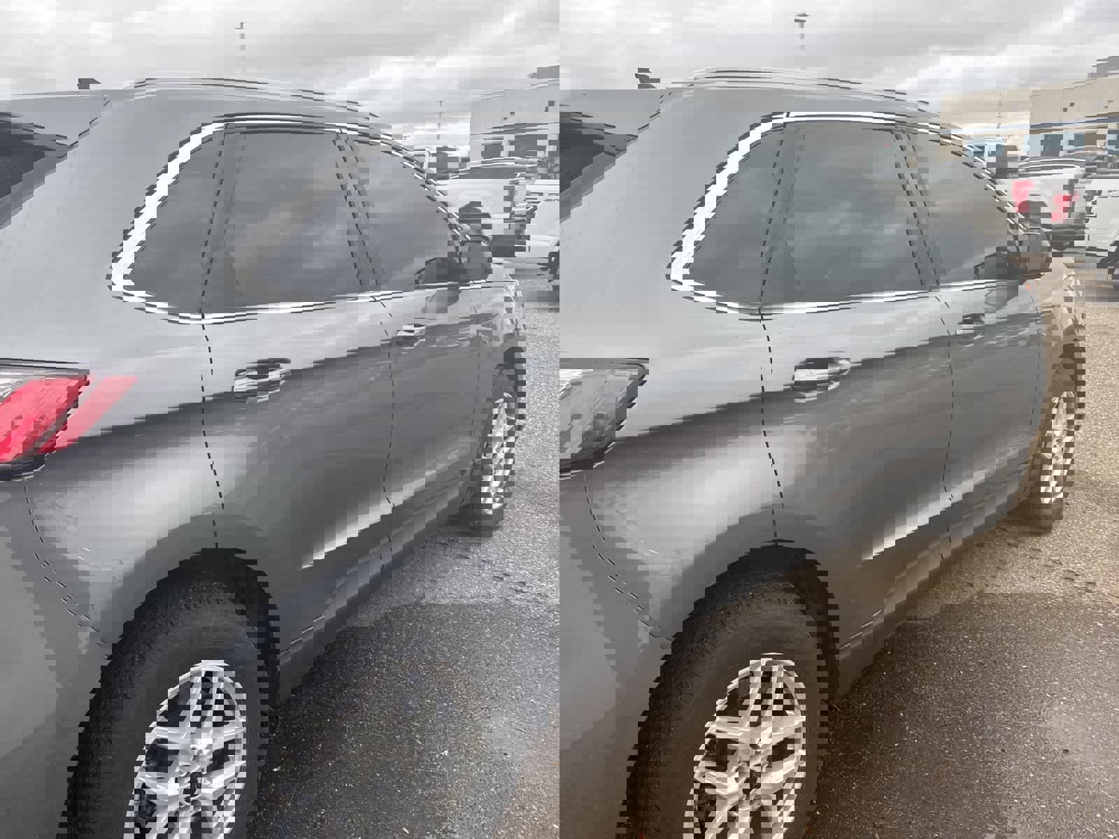 Used 2023 Ford Edge SEL image 16