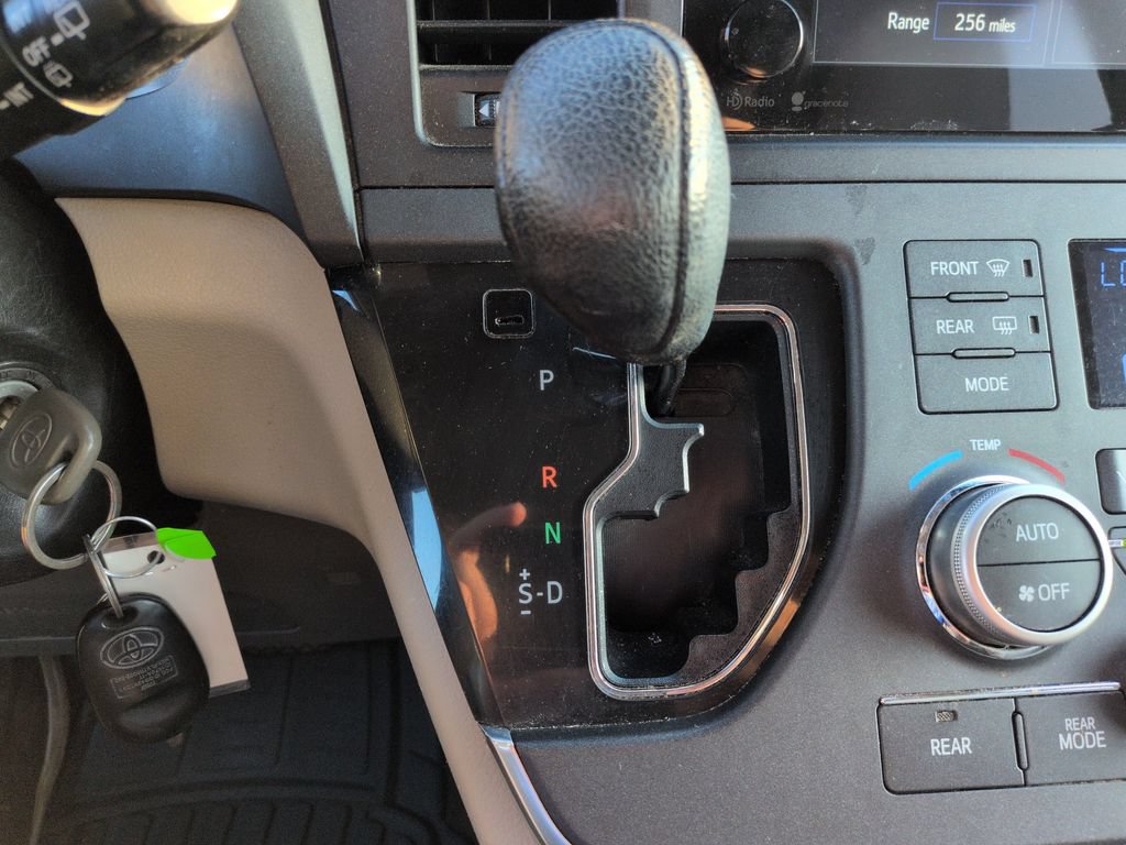 Used 2015 Toyota Sienna LE FWD image 25