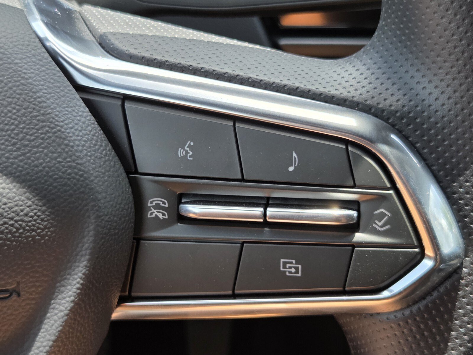 New 2026 Chevrolet Equinox EV LT w/ Midnight Package FWD image 14