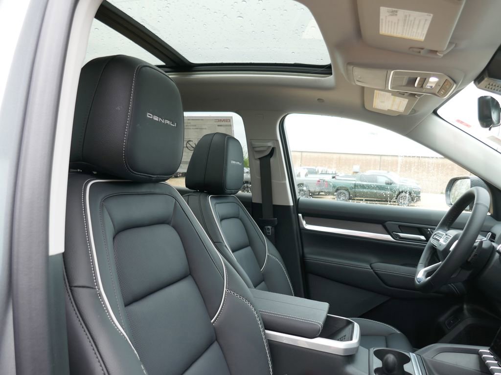 New 2026 GMC Terrain Denali w/ LPO, Black Badging Package AWD/4WD image 10