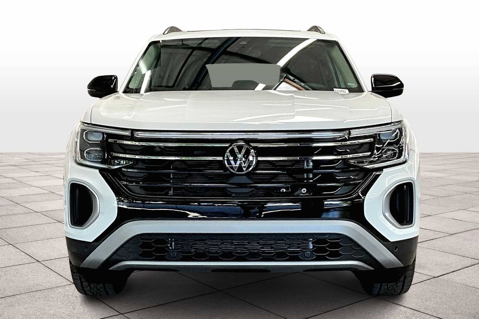 Used 2025 Volkswagen Atlas Peak Edition SE image 3