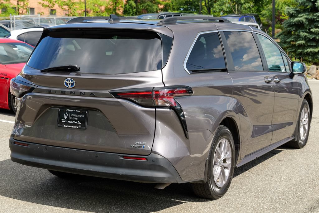 Used 2024 Toyota Sienna XLE w/ XLE Plus Package FWD image 7