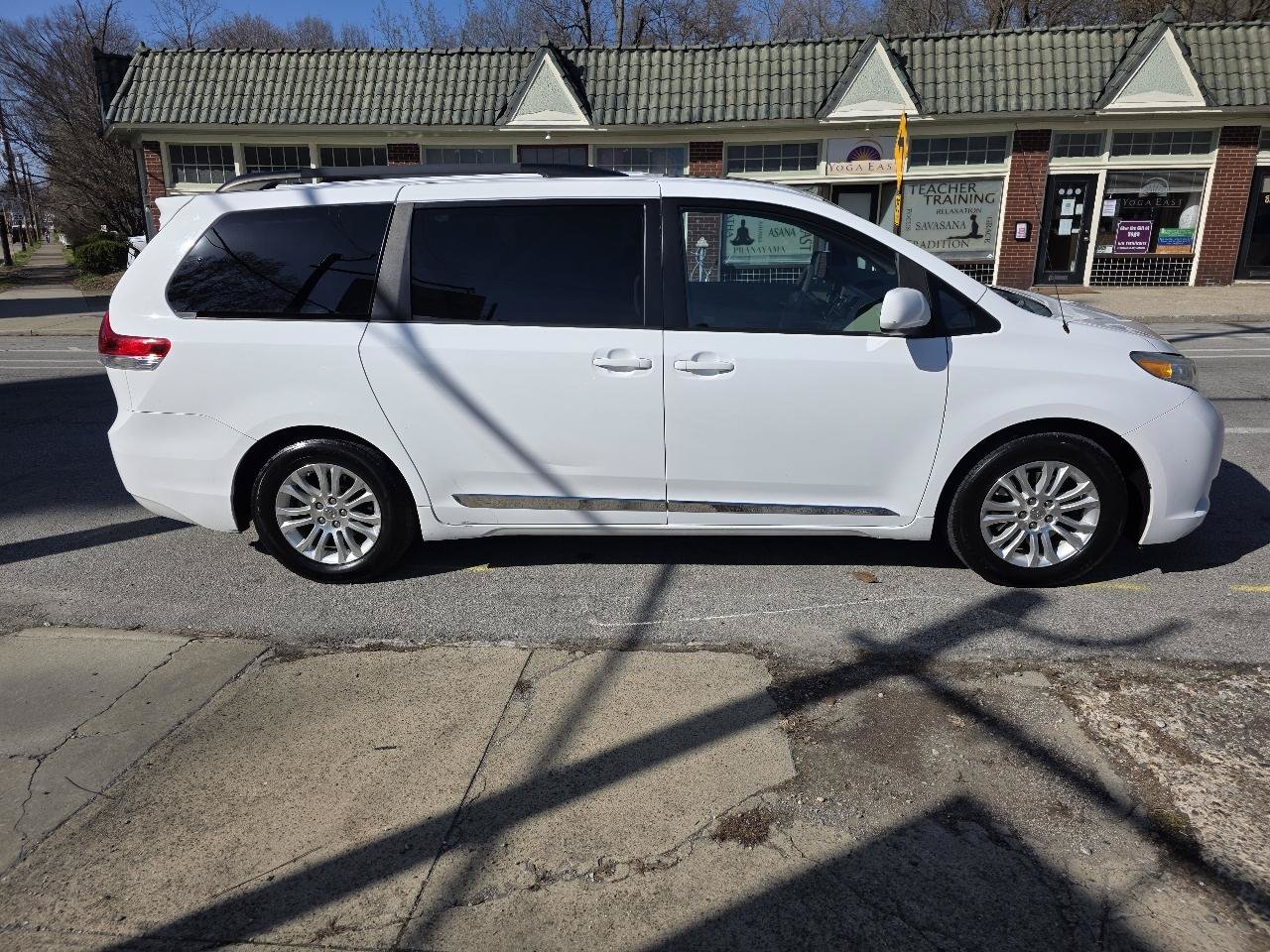 Used 2013 Toyota Sienna XLE FWD image 6