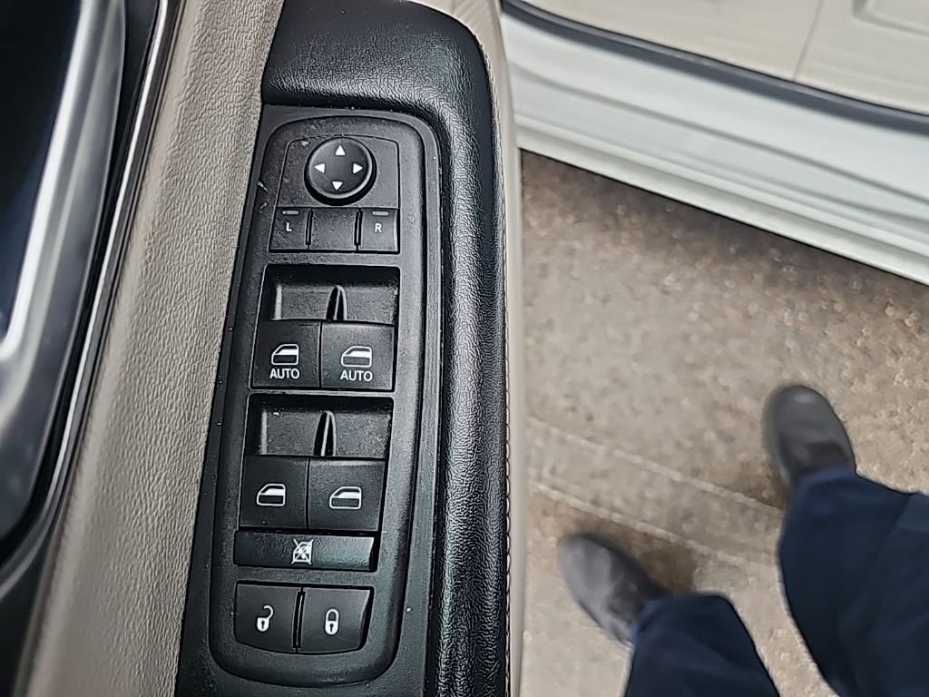 Used 2024 Chrysler Pacifica Touring-L image 12