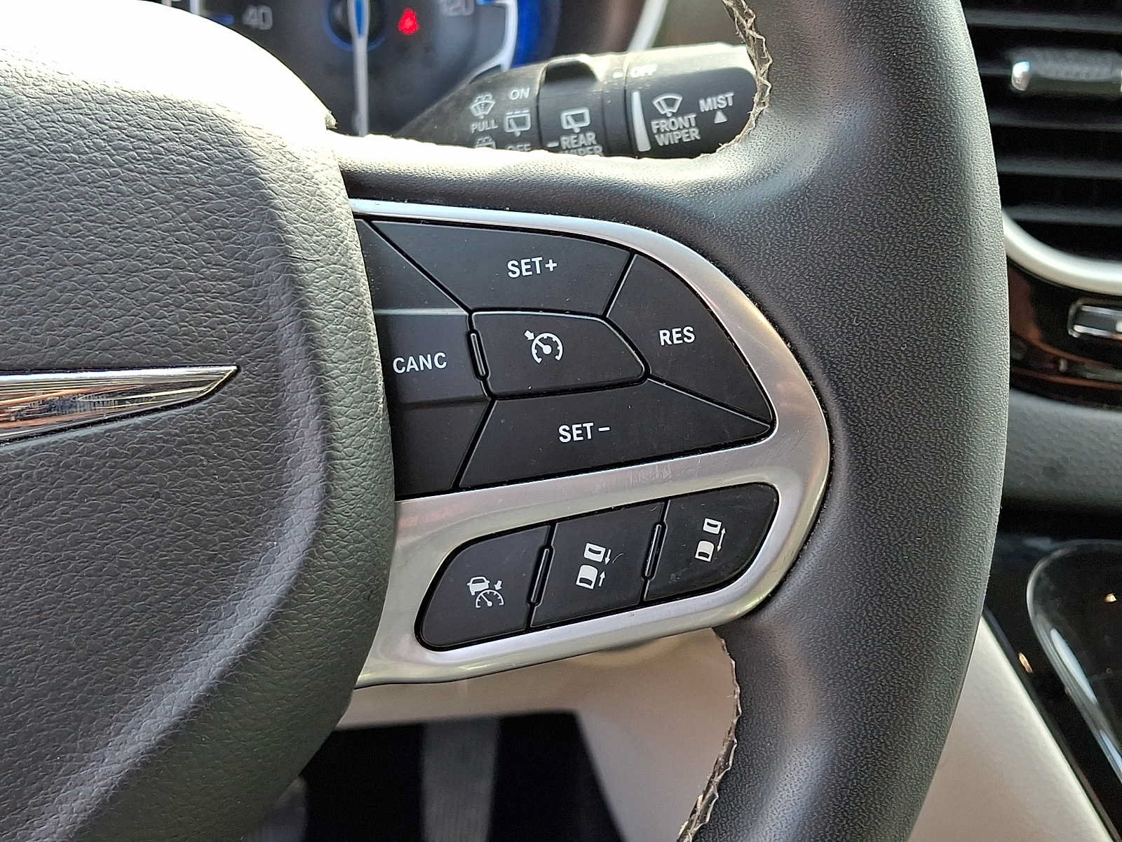 Certified 2023 Chrysler Pacifica Touring-L FWD image 25