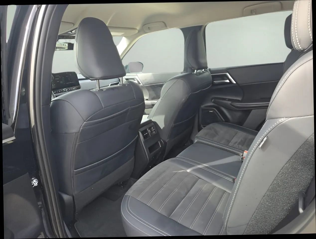 Used 2025 Mitsubishi Outlander SE image 12