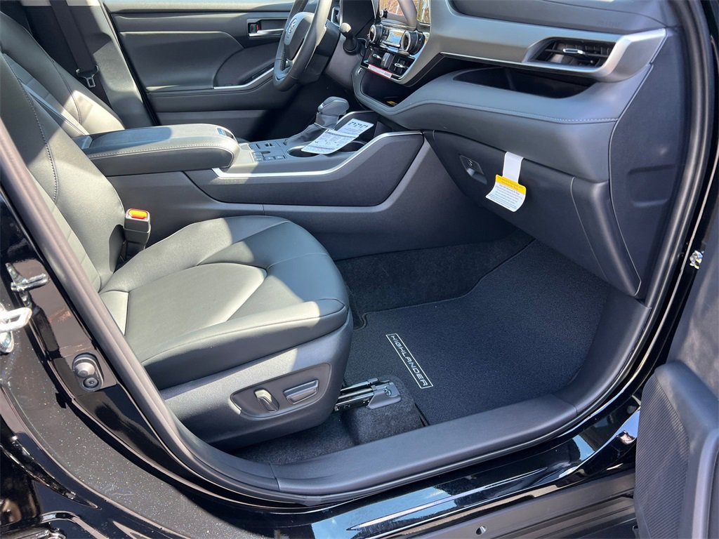 New 2026 Toyota Highlander XLE image 13