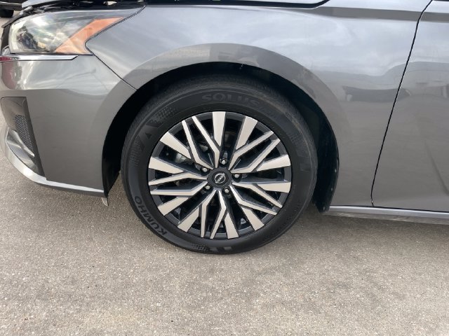Used 2025 Nissan Altima 2.5 SV FWD image 29