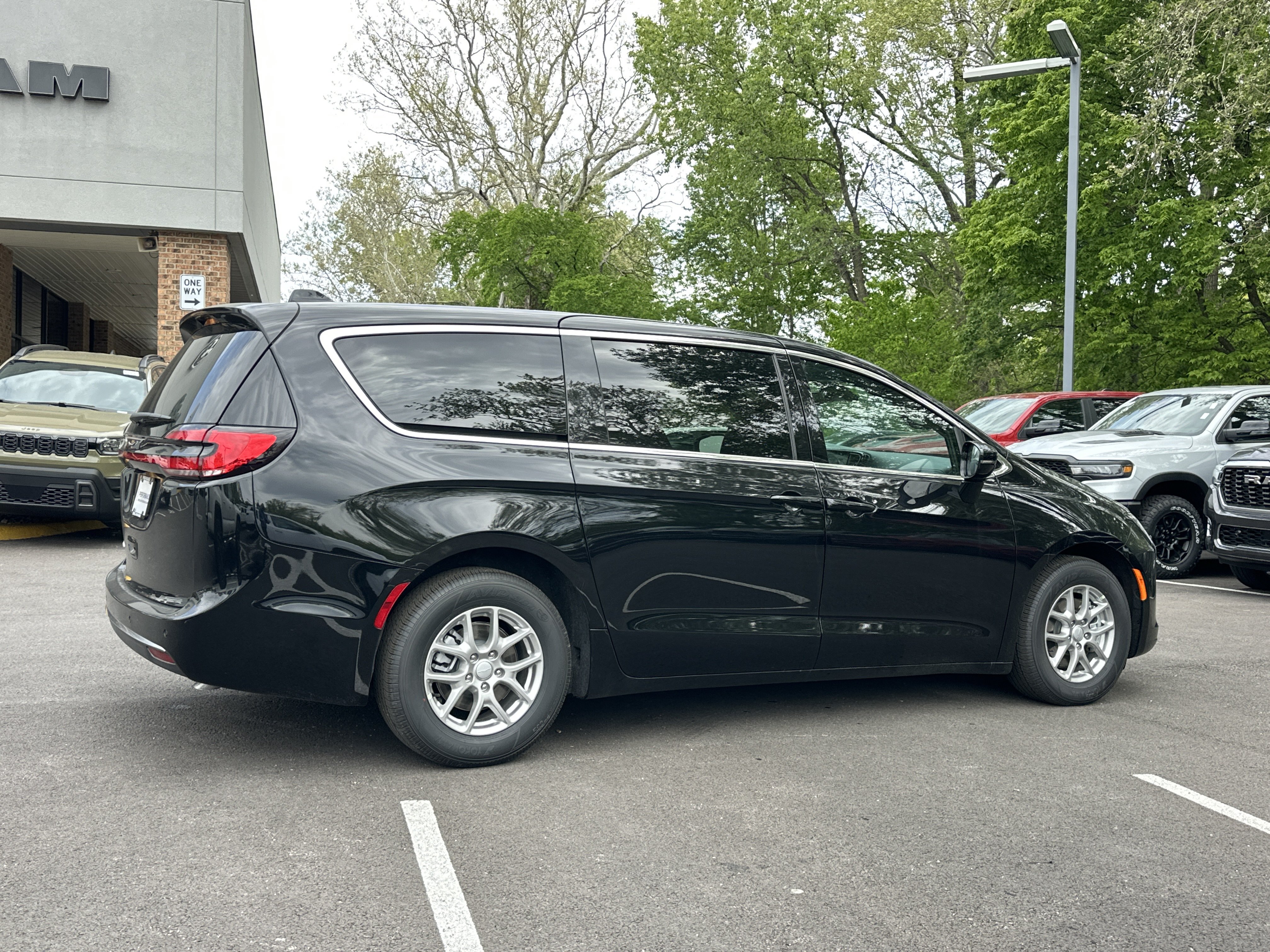 New 2027 Chrysler Pacifica Select FWD image 15