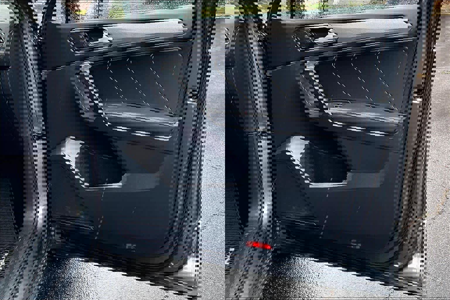 Used 2022 Volkswagen Tiguan SE w/ Panoramic Sunroof Package image 23