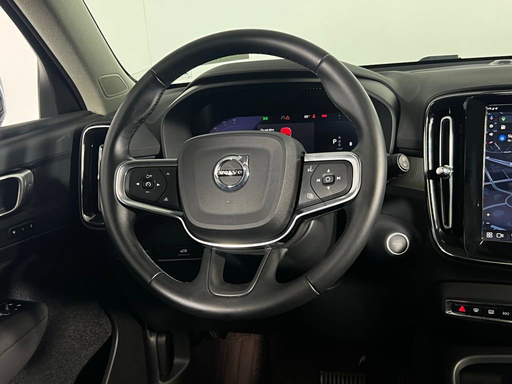 Used 2025 Volvo XC40 B5 Plus image 14