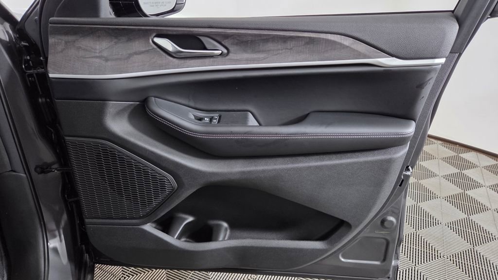 New 2025 Jeep Grand Cherokee Limited w/ Black Appearance Package image 36